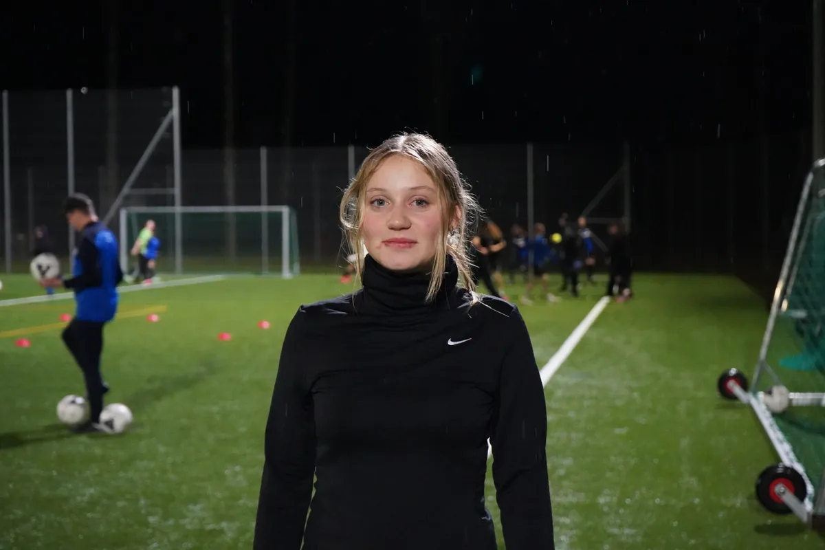 Jugendliche trainieren auf dem Kunstrasen im Eselriet.